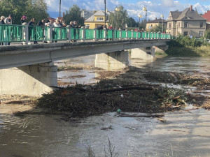 Troubky pomohla ochránit narychlo vybudovaná hráz na Panské louce. Bečva tentokrát jenom zahrozila