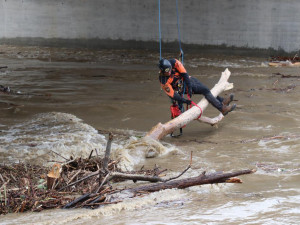Troubky pomohla ochránit narychlo vybudovaná hráz na Panské louce. Bečva tentokrát jenom zahrozila