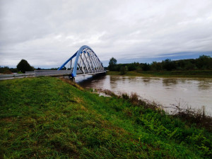 Troubky pomohla ochránit narychlo vybudovaná hráz na Panské louce. Bečva tentokrát jenom zahrozila