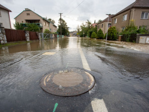 Bez vody, elektřiny a odříznutí od světa. Zaplavená Litovel prožívá kritické hodiny