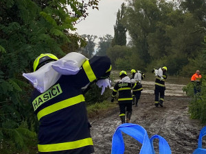 V Chomoutově už Morava překonala hráze a zaplavuje okolí. Na Olomouc se valí dvacetiletá voda