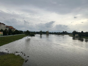V Chomoutově už Morava překonala hráze a zaplavuje okolí. Na Olomouc se valí dvacetiletá voda