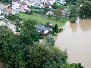 V Chomoutově už Morava překonala hráze a zaplavuje okolí. Na Olomouc se valí dvacetiletá voda