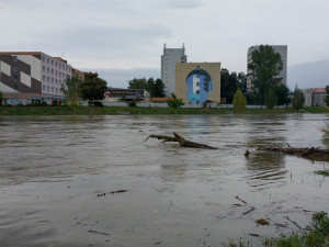 VIDEO: Morava zaplavuje okolí, Olomouc bojuje s dvacetiletou vodou. Kulminace bude už dnes večer