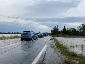 V Chomoutově voda zaplavuje okolí. Na Olomouc se valí dvacetiletá voda, kulminace bude už dnes večer