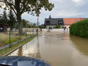 V Chomoutově voda zaplavuje okolí. Na Olomouc se valí dvacetiletá voda, kulminace bude už dnes večer