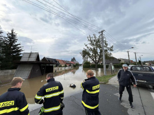 Řeka Morava v Olomouci vystrčila zuby, ale nekousla. Voda už opadá, Chomoutov je průjezdný.