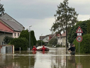 Řeka Morava v Olomouci vystrčila zuby, ale nekousla. Voda už opadá, Chomoutov je průjezdný.