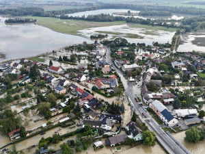 Řeka Morava v Olomouci vystrčila zuby, kromě Chomoutova však nekousla. Voda opadá, začíná úklid