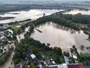 Řeka Morava v Olomouci vystrčila zuby, ale nekousla. Voda už opadá, Chomoutov je průjezdný.