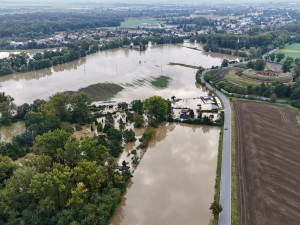 Řeka Morava v Olomouci vystrčila zuby, ale nekousla. Voda už opadá, Chomoutov je průjezdný.