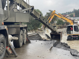 2 - Zkáza silniční sítě na Jesenicku. Škody jsou ohromné, provizorní cestu stavěli i armádní ženisté