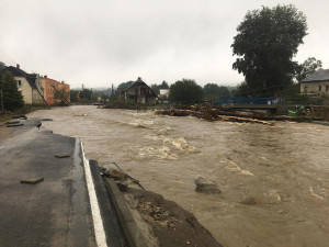 3 - Zkáza silniční sítě na Jesenicku. Škody jsou ohromné, provizorní cestu stavěli i armádní ženisté
