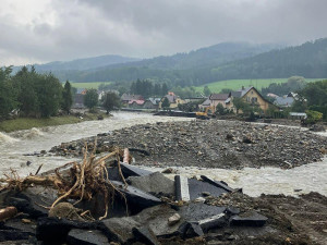 4 - Zkáza silniční sítě na Jesenicku. Škody jsou ohromné, provizorní cestu stavěli i armádní ženisté