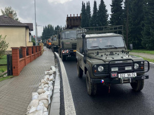 5 - Zkáza silniční sítě na Jesenicku. Škody jsou ohromné, provizorní cestu stavěli i armádní ženisté
