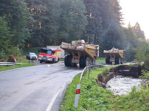 6 - Zkáza silniční sítě na Jesenicku. Škody jsou ohromné, provizorní cestu stavěli i armádní ženisté