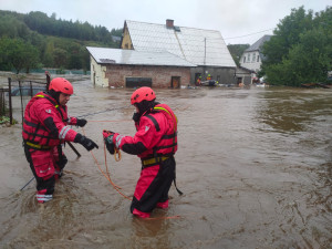 Povodně mají v kraji první oběť. V Kobylé nad Vidnavkou policie našla tělo seniorky, kterou strhl proud