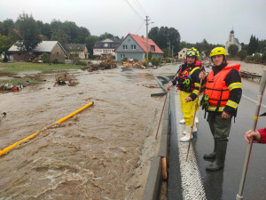 Povodně mají v kraji první oběť. V Kobylé nad Vidnavkou policie našla tělo seniorky, kterou strhl proud