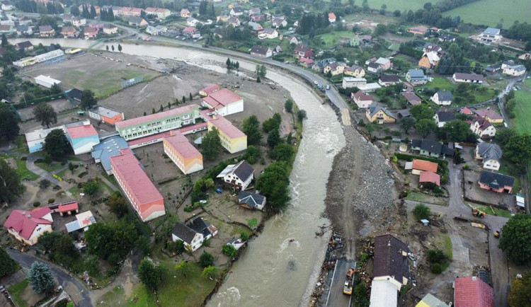 V České Vsi ženisté z Olomouce vybudovali náhradní silnici
