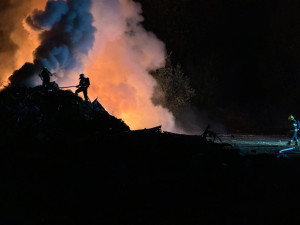 V Hanušovicích v noci hořela skládka zničených věcí ze´zatopených domů. Požár už je pod kontrolou