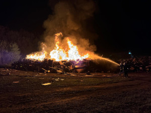 V Hanušovicích v noci hořela skládka zničených věcí ze´zatopených domů. Požár už je pod kontrolou
