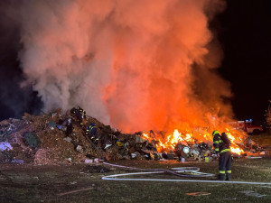V Hanušovicích v noci hořela skládka zničených věcí ze´zatopených domů. Požár už je pod kontrolou