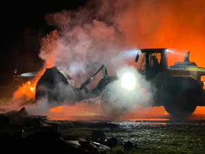 V Hanušovicích v noci hořela skládka zničených věcí ze zatopených domů. Požár už je pod kontrolou