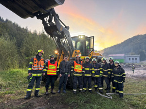 V Hanušovicích v noci hořela skládka zničených věcí ze´zatopených domů. Požár už je pod kontrolou
