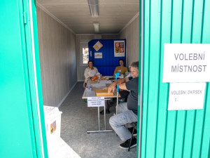 VOLBY 2024: V České Vsi a ve Třech Dvorech jsou volby v provizorních kontejnerech. Začaly bez problémů