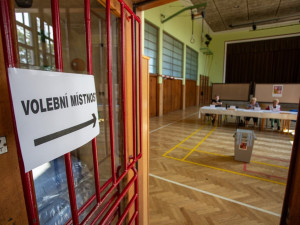 VOLBY 2024: V České Vsi a ve Třech Dvorech jsou volby v provizorních kontejnerech. Začaly bez problémů