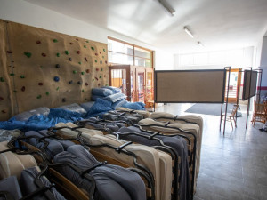 VOLBY 2024: V České Vsi a ve Třech Dvorech jsou volby v provizorních kontejnerech. Začaly bez problémů