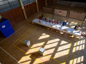 VOLBY 2024: V České Vsi a ve Třech Dvorech jsou volby v provizorních kontejnerech. Začaly bez problémů