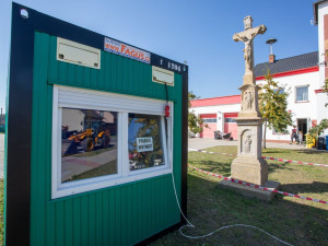 VOLBY 2024: V České Vsi a ve Třech Dvorech jsou volby v provizorních kontejnerech. Začaly bez problémů