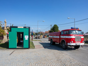 VOLBY 2024: V České Vsi a ve Třech Dvorech jsou volby v provizorních kontejnerech. Začaly bez problémů