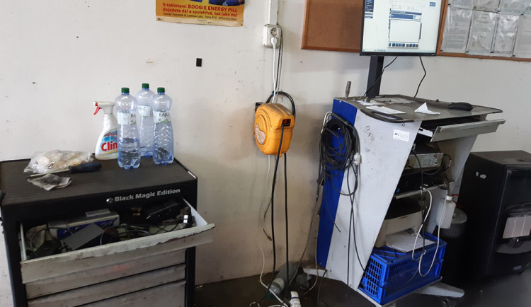 Měřící zařízení s porušenými plombami našli inspektoři ve stanici měření emisí v Olomouci
