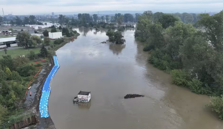 Hasiči provizorně zajišťovali při povodních odbagrovaný terén na Nových Sadech v Olomouci