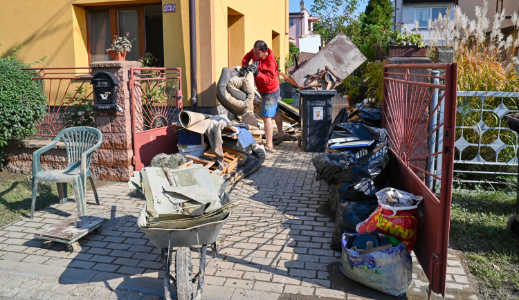 Lidé ze zaplavených oblastí brání svůj majetek zuby nehty. Dochází k prvním potyčkám