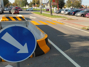 Kraj přechod zrušil, Přerov vzápětí vybudoval provizorní. Zmizel ovšem odbočovací pruh