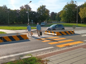 Kraj přechod zrušil, Přerov vzápětí vybudoval provizorní. Zmizel ovšem odbočovací pruh