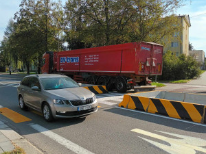 Kraj přechod zrušil, Přerov vzápětí vybudoval provizorní. Zmizel ovšem odbočovací pruh