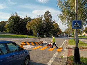 Kraj zrušil přechod, Přerov vzápětí vybudoval provizorní zebru. Zmizel však odbočovací pruh