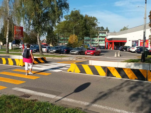 Kraj přechod zrušil, Přerov vzápětí vybudoval provizorní. Zmizel ovšem odbočovací pruh