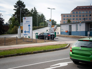 Frekventovaný vjezd do olomoucké fakultní nemocnice je znovu otevřený. S dvojnásobnou kapacitou