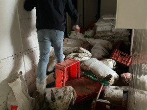 Ruské bomby firmu nezničily, povodeň už ano. Ukrajinští podnikatelé z České Vsi jsou zoufalí