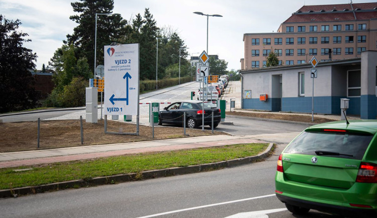 Stavební firma rozšířila vytížený vjezd do areálu FN Olomouc