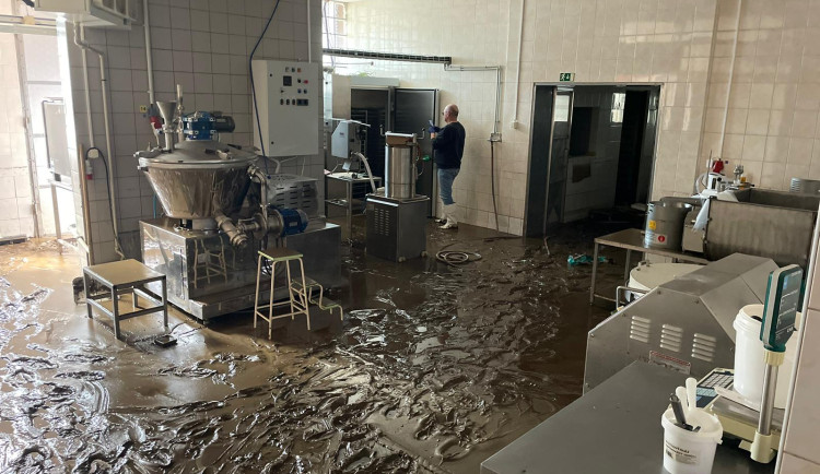 Ruské bomby firmu nezničily, povodeň už ano. Ukrajinští podnikatelé z České Vsi jsou zoufalí