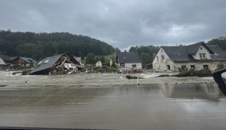 size4-17265174333909-124-fotogalerie-hasici-zasahuji-v-celem-olomouckem-kraji-kvuli-povodnim