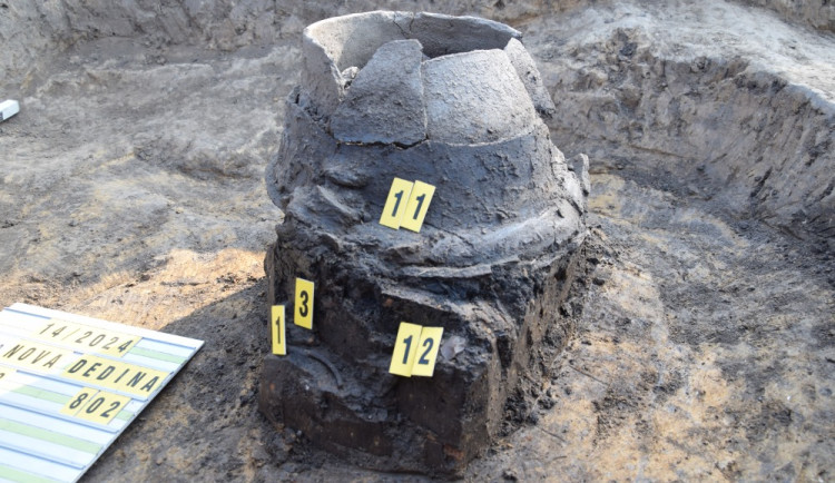 Archeologové našli u Uničova sídliště zemědělců z doby kamenné. Postavili ho na kopečku nad řekou Oskavou