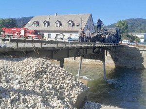 Silnice z Jeseníku směrem na Javorník je průjezdná. V České Vsi začal sloužit provizorní most