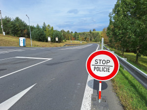 Silnice z Jeseníku směrem na Javorník je průjezdná. V České Vsi začal sloužit provizorní most